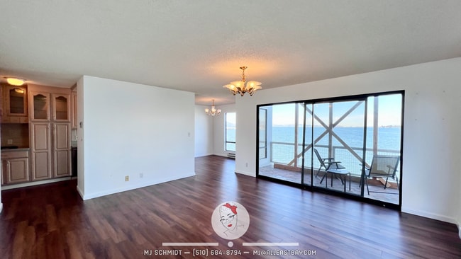 Building Photo - Large corner 2 bedroom surrounded by breathtaking Bay views!