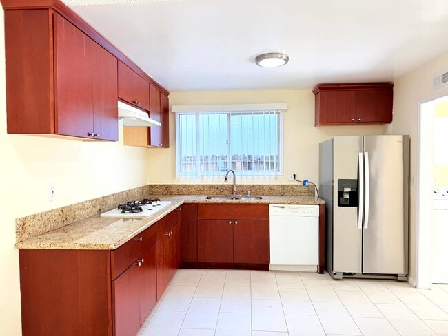 Building Photo - Beautiful Renovated Spacious 4 Bed - 2 Bath Home in West Hills