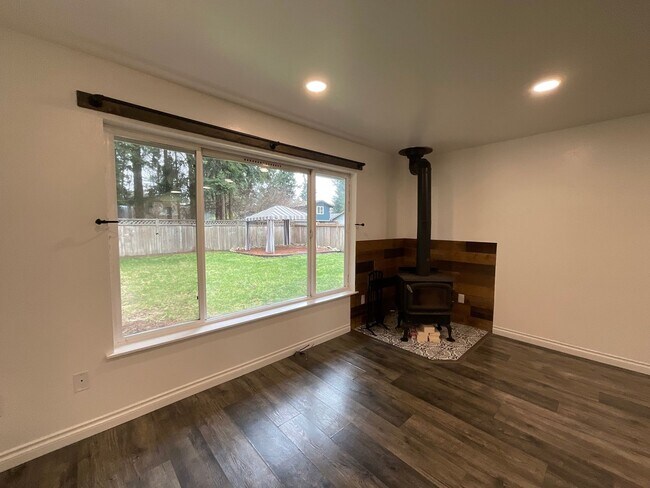 Building Photo - Beautiful 3 Bedroom 2 Bath Home at Lawrence Lake!