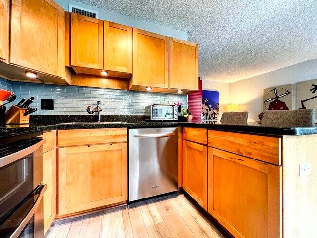 Building Photo - 2660 NE 8th Ave