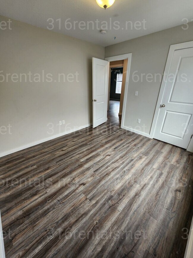Building Photo - 1921 E 69th Ct N