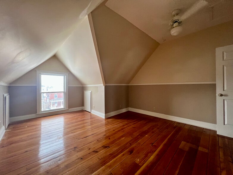 Building Photo - 1112 E Walnut St