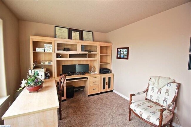 Building Photo - Spacious 3-Bedroom + Bonus Room Home for R...