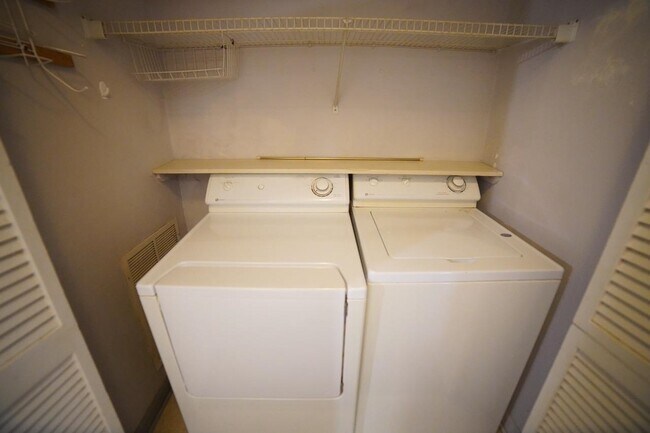 Building Photo - 1530 Merry Oaks Ct