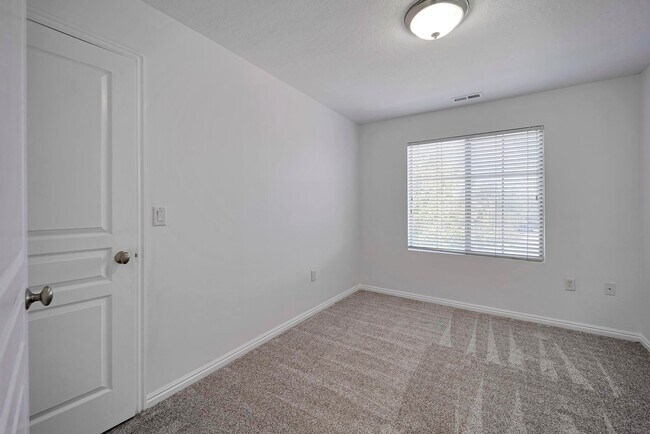 Building Photo - Beautiful 3 Bed Ivory Ridge T/home w 2 car...