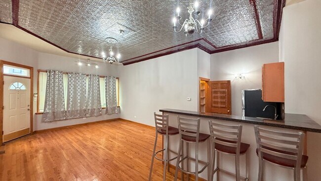 Building Photo - 1086 N Marshfield Ave