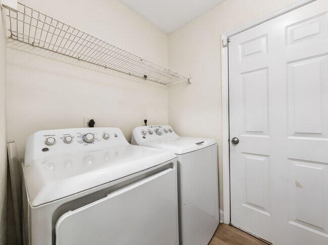 Building Photo - Annual rental offering privacy and space on 1.14 acres in Naples!