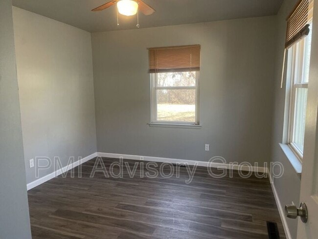 Building Photo - 2424 SW 25th Dr