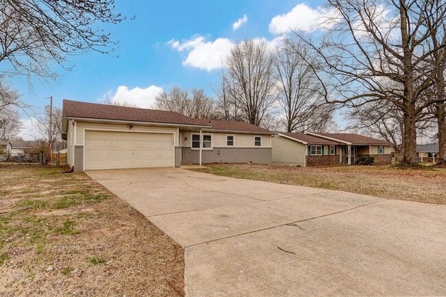 Building Photo - 731 W Greenwood St