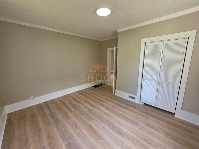 Building Photo - **MOVE-IN SPECIAL** Centrally Located and Remodeled 4BR Home