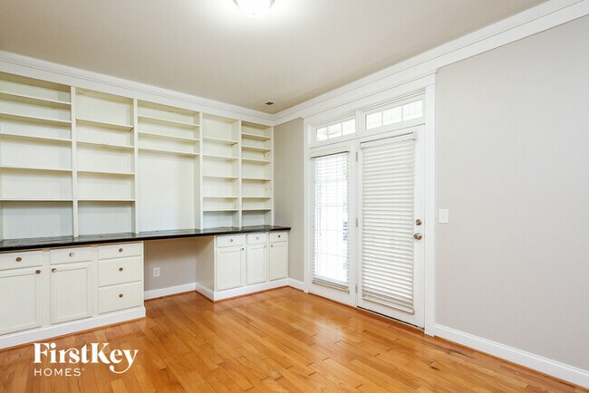 Building Photo - 532 Catawba Ave