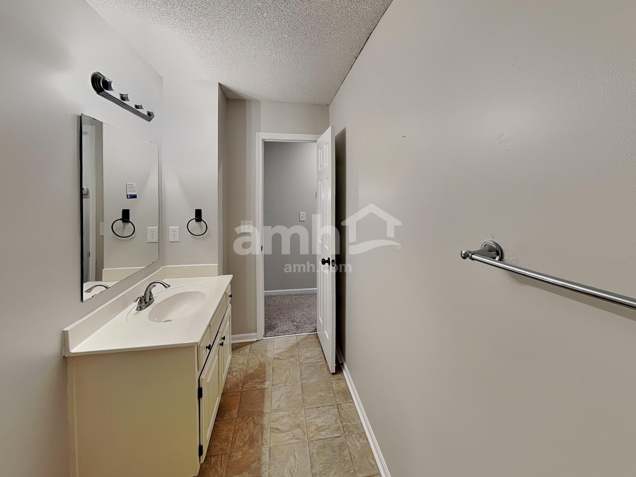 Building Photo - 643 E Apache St