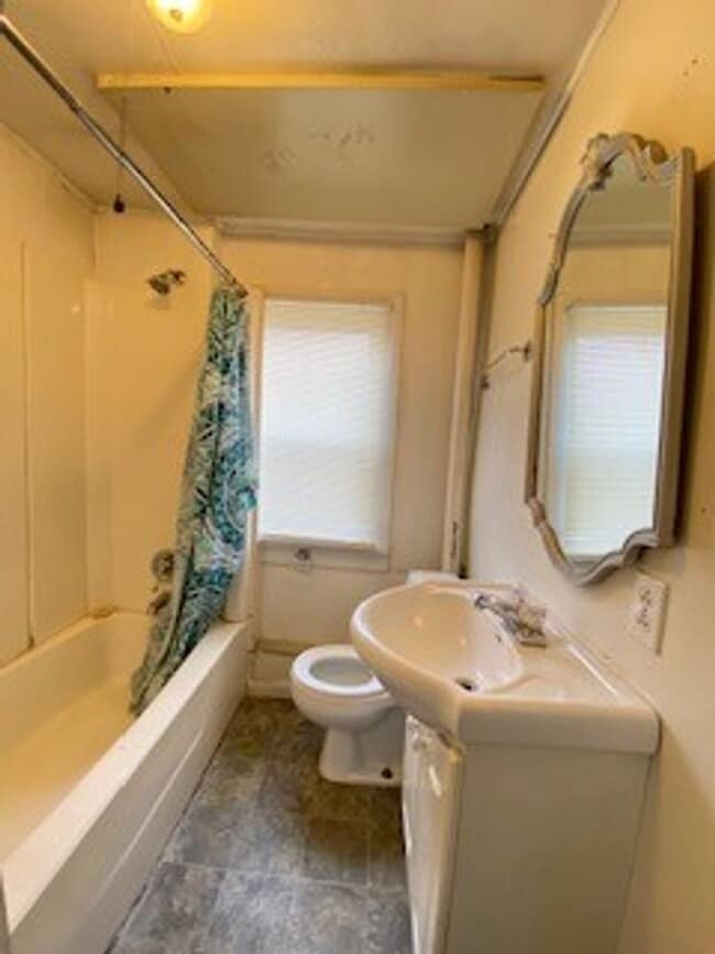 Building Photo - 1 Bedroom Single Family Home in Elkhart!