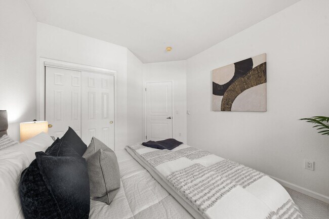 Building Photo - Epic REA - Top floor, Sweeping Views, 3 BR...
