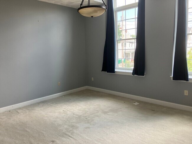 Building Photo - 215 Harvard St