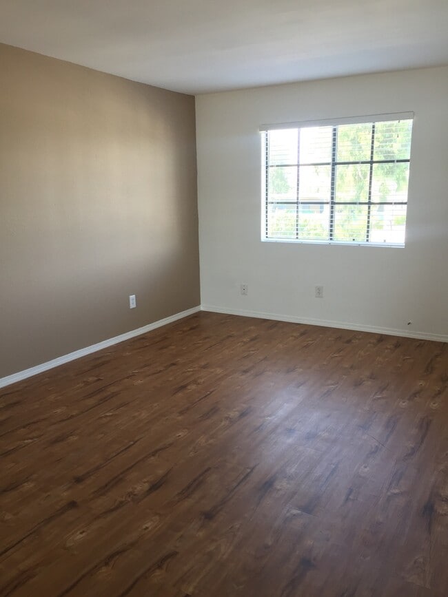 Building Photo - Beautiful 1 Bed/1 Bath Condo Apartment with Private Balcony, Hardwood Flooring, Pool, and AC