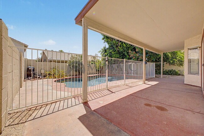 Building Photo - 820 N Granada Dr