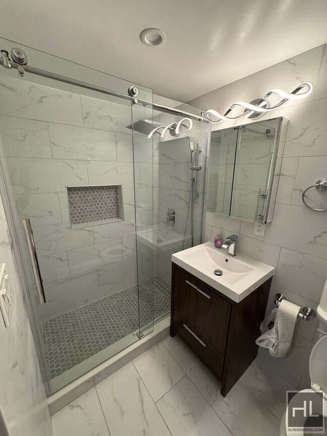 Building Photo - 2 BEDROOM | LONG ISLAND CITY