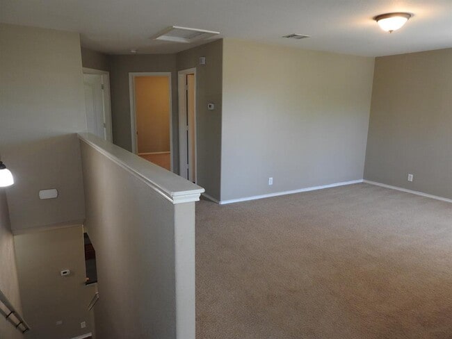 Building Photo - 571 New Country Rd