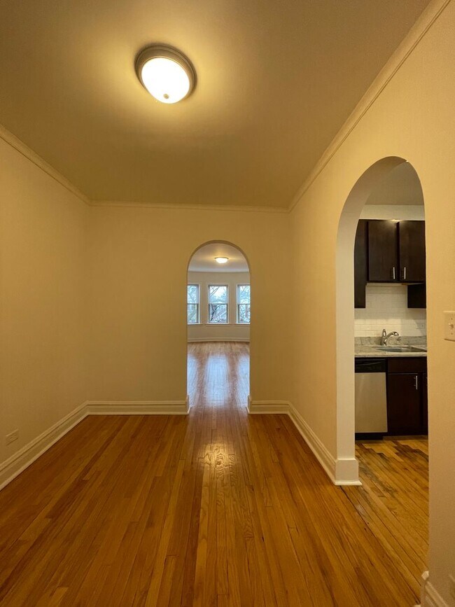 Building Photo - Lovely Renovated 1 BR In North Center