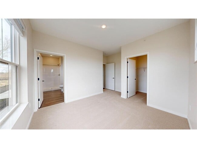 Building Photo - 1411 190th Ave NE