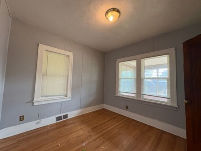 Building Photo - Charming 3-Bedroom House!