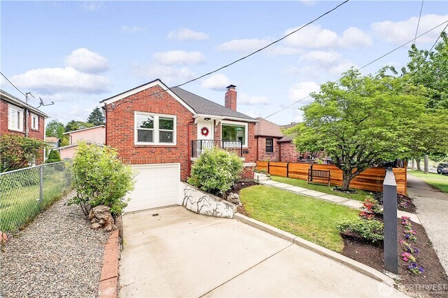 Building Photo - Charming 4 bed, 2 bath, fully fenced, covered deck in convenient location.