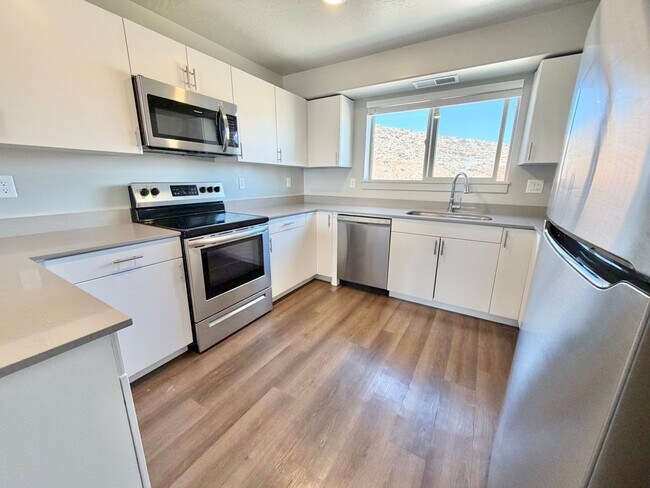 Building Photo - 2 Bed Lone Rock Condo!