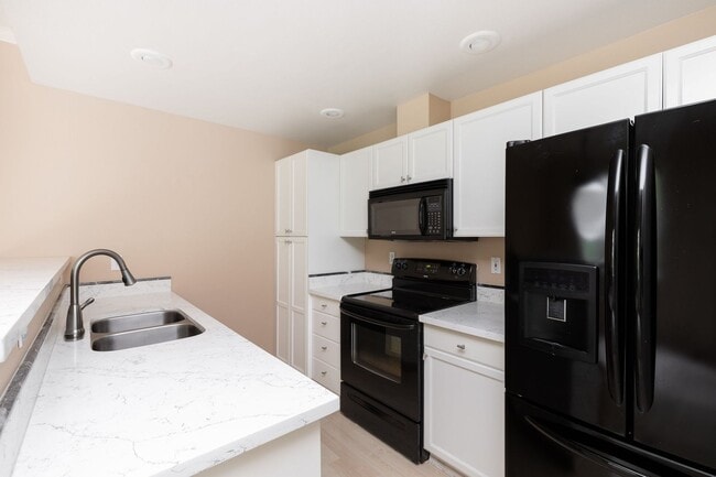 Building Photo - Beautifully Updated 2 Bedroom 2 Bath Sammamish Condo in Sundance at Klahanie!