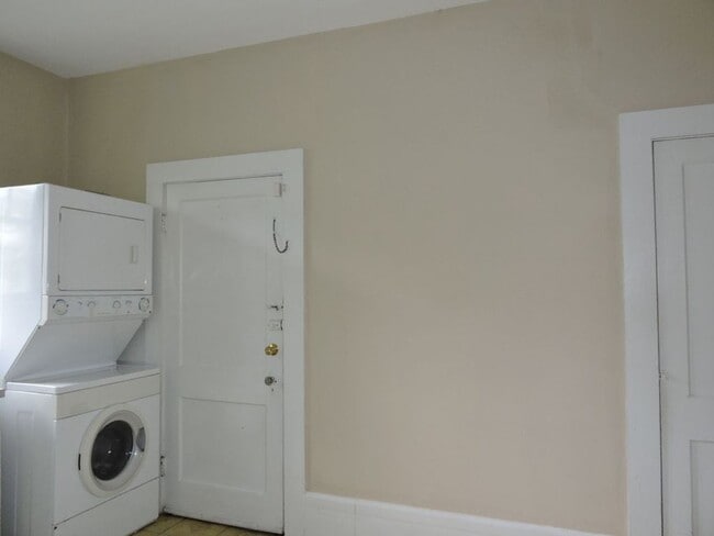 Building Photo - University Gardens One Bedroom Apartment F...