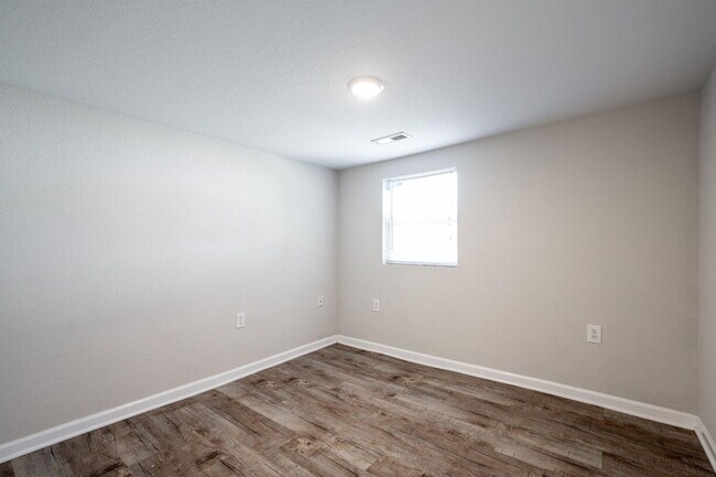 Building Photo - 276 S Center St