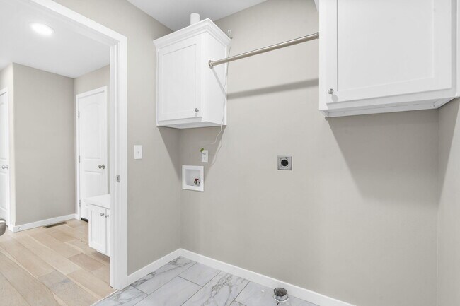 Building Photo - 270 Hickory Hills St