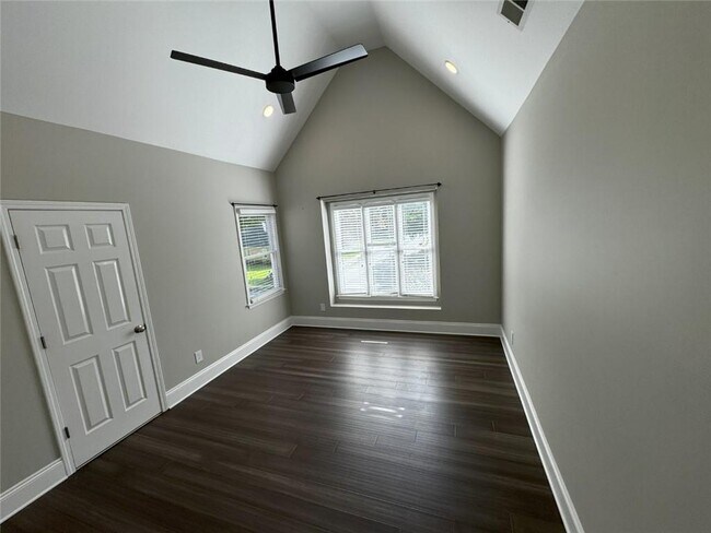 Building Photo - 1025 Beacon Hill Crossing