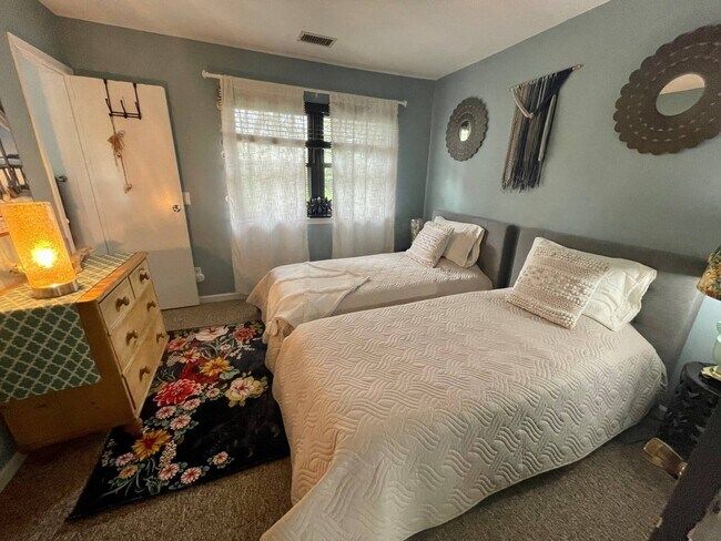 Building Photo - 50 Hubbard Ln