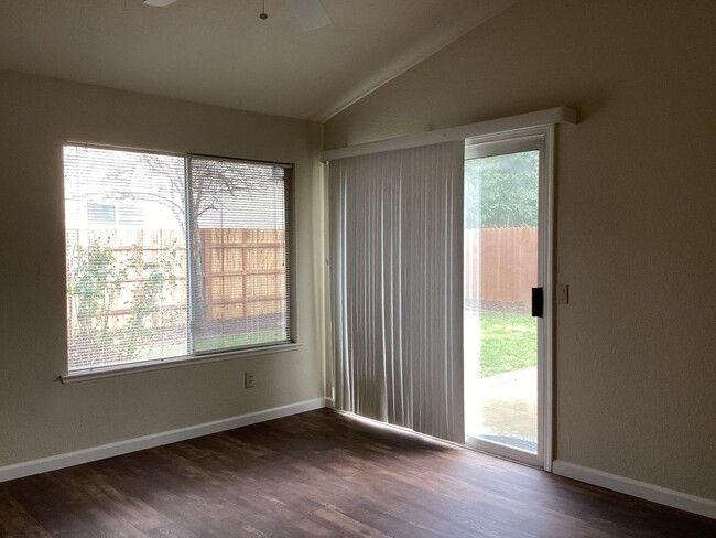 Building Photo - 3 Bedroom Home in Elk Grove