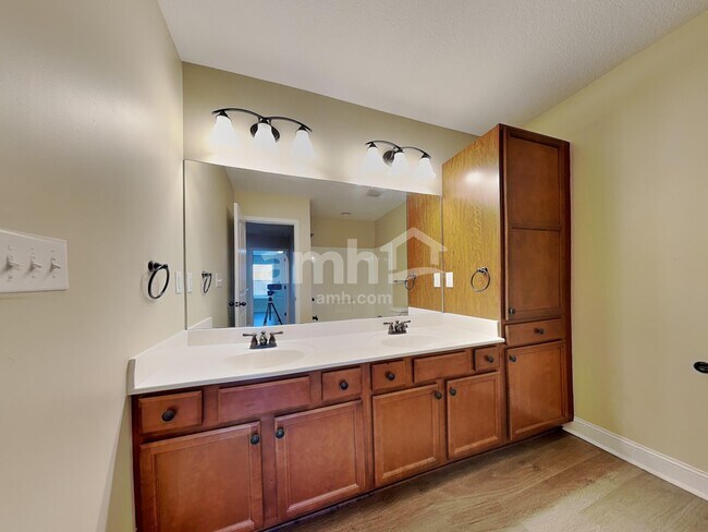 Building Photo - 7217 Deer Springs Way