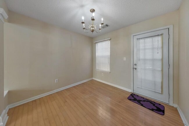 Building Photo - 2025 Baramore Oaks Dr