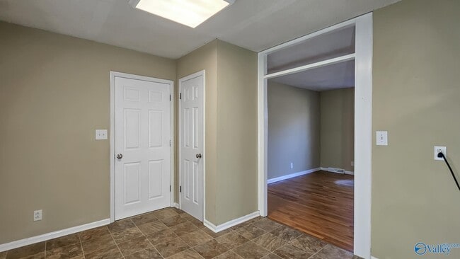 Building Photo - 712 Larry Dr