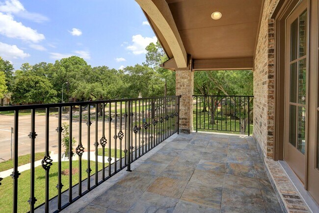 Building Photo - 5203 Beechnut St
