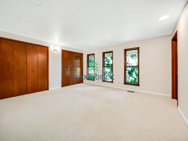 Building Photo - 4 Bed 2.5 Bath Single-Family House at the ...