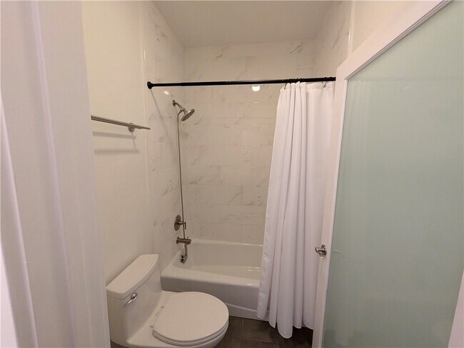 Building Photo - 585 N Rossmore Ave