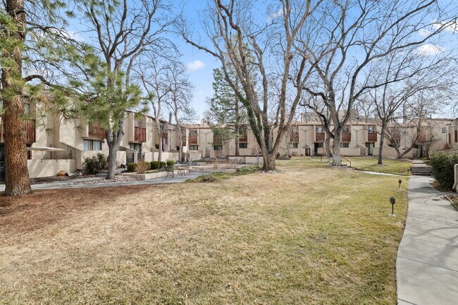 Building Photo - Great 2 bed 2 bath town house centrally lo...