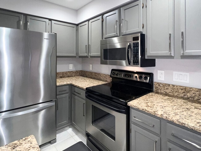 Building Photo - 221 New Kent Pl