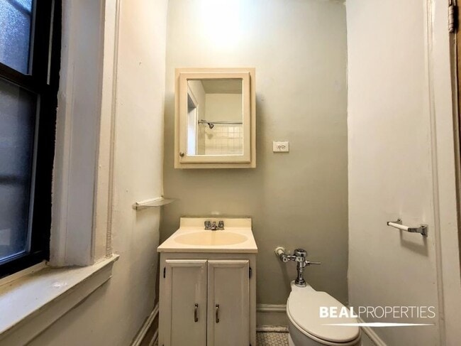 Building Photo - 2 bedroom in CHICAGO IL 60613