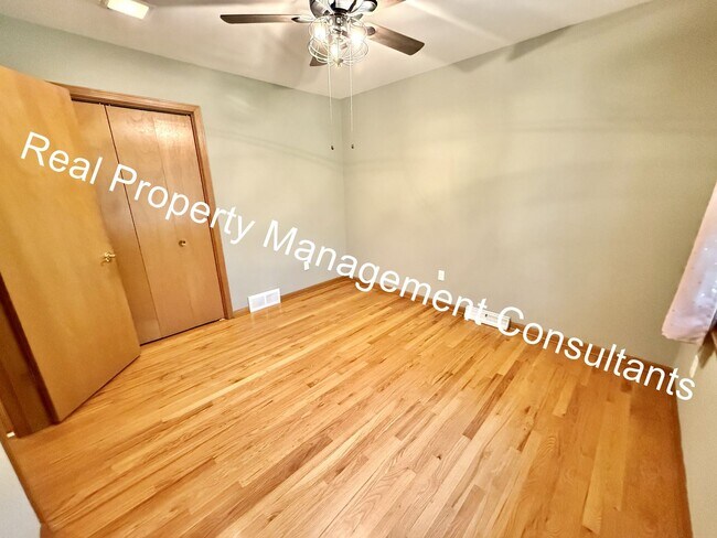 Building Photo - 4 bed | 2.5 bath Home In Shawnee Mission S...