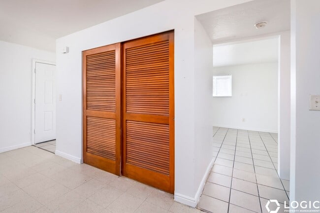 Building Photo - 1600 Ivy Cir