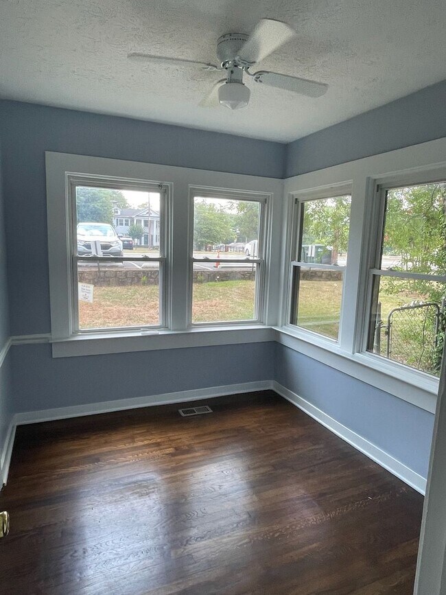 Building Photo - 587 Colonial Cir SE