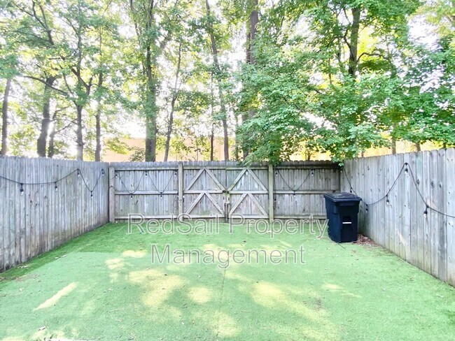 Building Photo - 384 Kinsmen Way