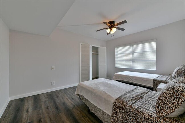 Building Photo - 2751 N Palm Aire Dr