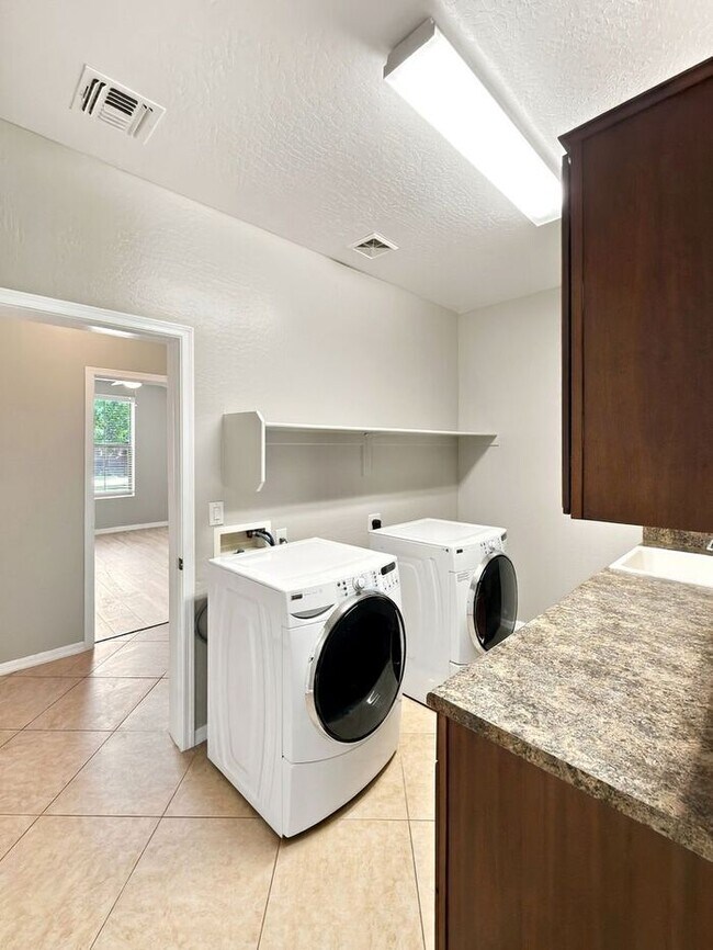 Building Photo - Gilbert 5-Bedroom Home with Pool, Loft & Primary Suite Downstairs – Minutes from Gilbert Regional...